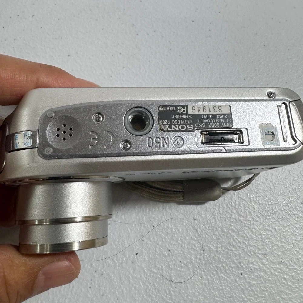 Sony Cyber shot 7.2‎ Mega Pixels Digital Camera Silver Carl Zeiss Lens